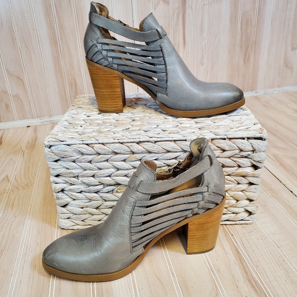 Latigo Anthropologie Gray Leather Jasmine Ankle Booties Buckles Straps Size 8M - Picture 2 of 7